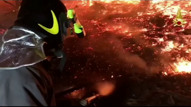 Incendii de vegetație în Italia: sute de persoane au fost evacuate