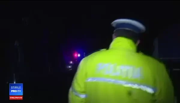 17 judeţe, afectate de ninsori și vânt puternic. Șosele blocate de TIR-uri