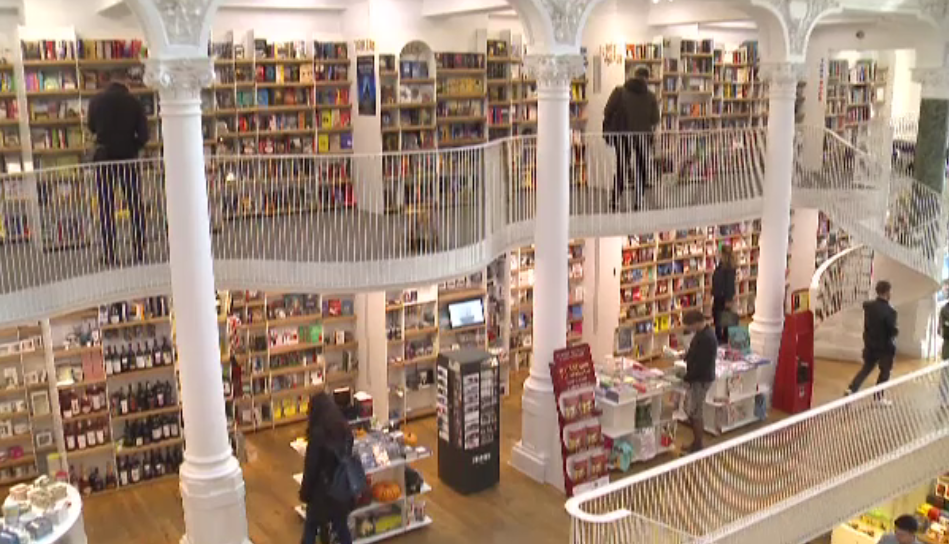 Măsurile luate de editorii de cărți pentru a concura cu ebook-urile, care sunt mai ieftine