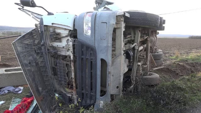 La un pas de moarte după ce a intrat cu betoniera într-un stâlp