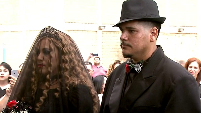 Nuntă în cimitir de Halloween. Tinerii care s-au căsătorit printre morminte