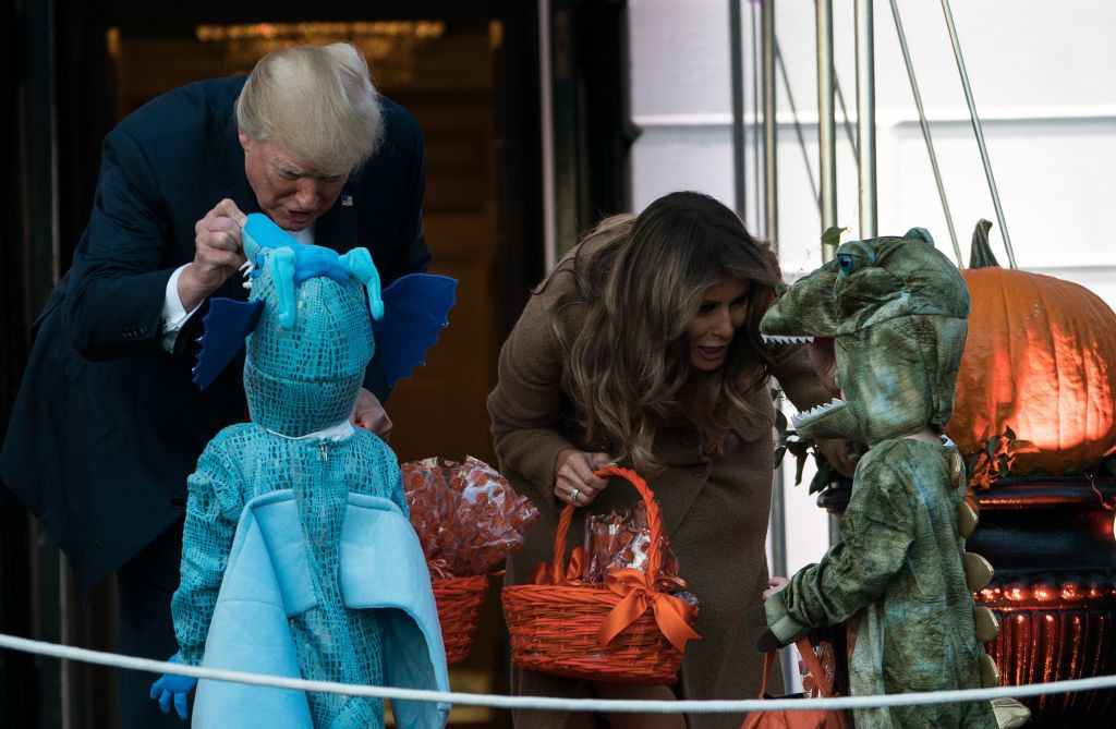 Halloween. Donald Trump și Melania au impărțit dulciuri, la Casa Albă