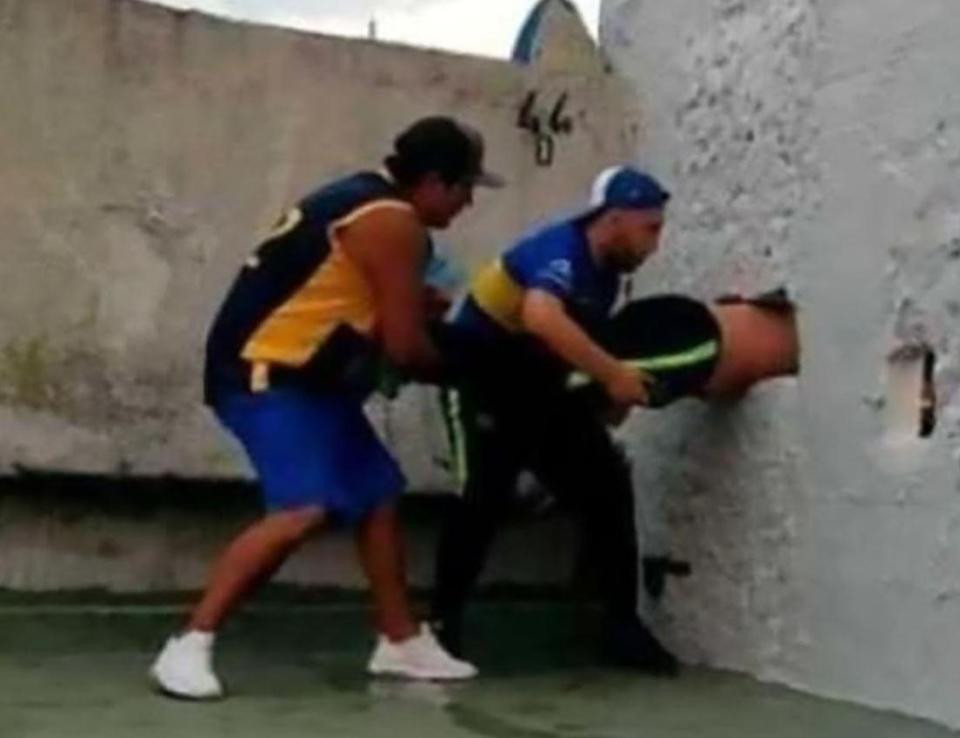 Suporter blocat într-un zid, după ce a încercat să intre ilegal pe un stadion