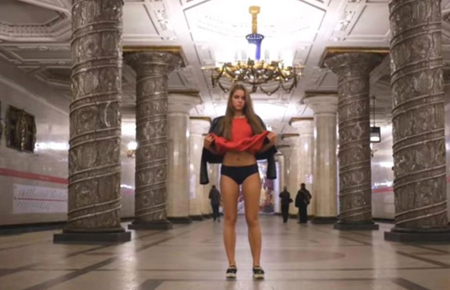 O tânără și-a ridicat fusta în fața oamenilor, în locuri aglomerate. Motivul experimentului. VIDEO