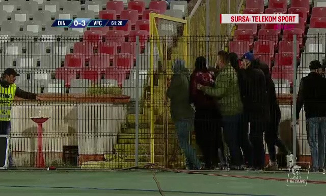 Comedie cu fanii lui Dinamo: cât le-a luat ca să se prindă că poarta se deschide invers