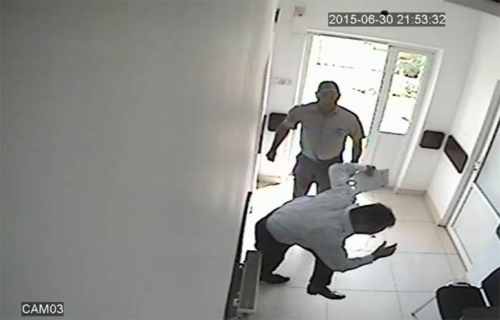 Primarul și viceprimarul unei comune ieșene, bătuți chiar în sediul instituției, din cauza unei adeverințe