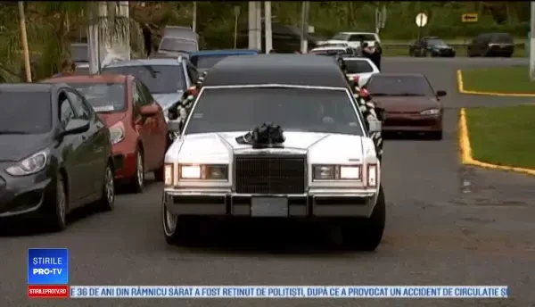 Nuntă în cimitir de Halloween. Tinerii care s-au căsătorit printre morminte