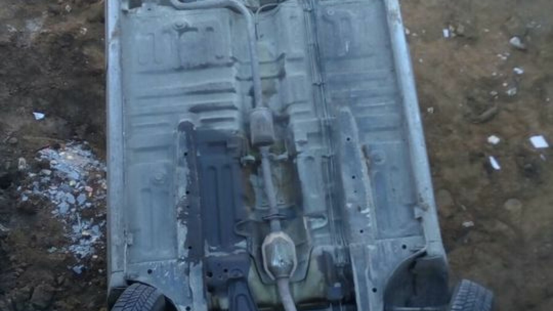 Muncitor care lucra într-o groapă în Constanţa, rănit de o maşină care a căzut peste el. FOTO