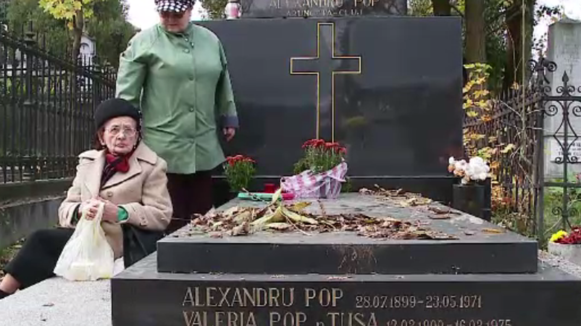 Ziua Morților. Cimitirele, înțesate de oameni care îi comemorează pe cei decedați