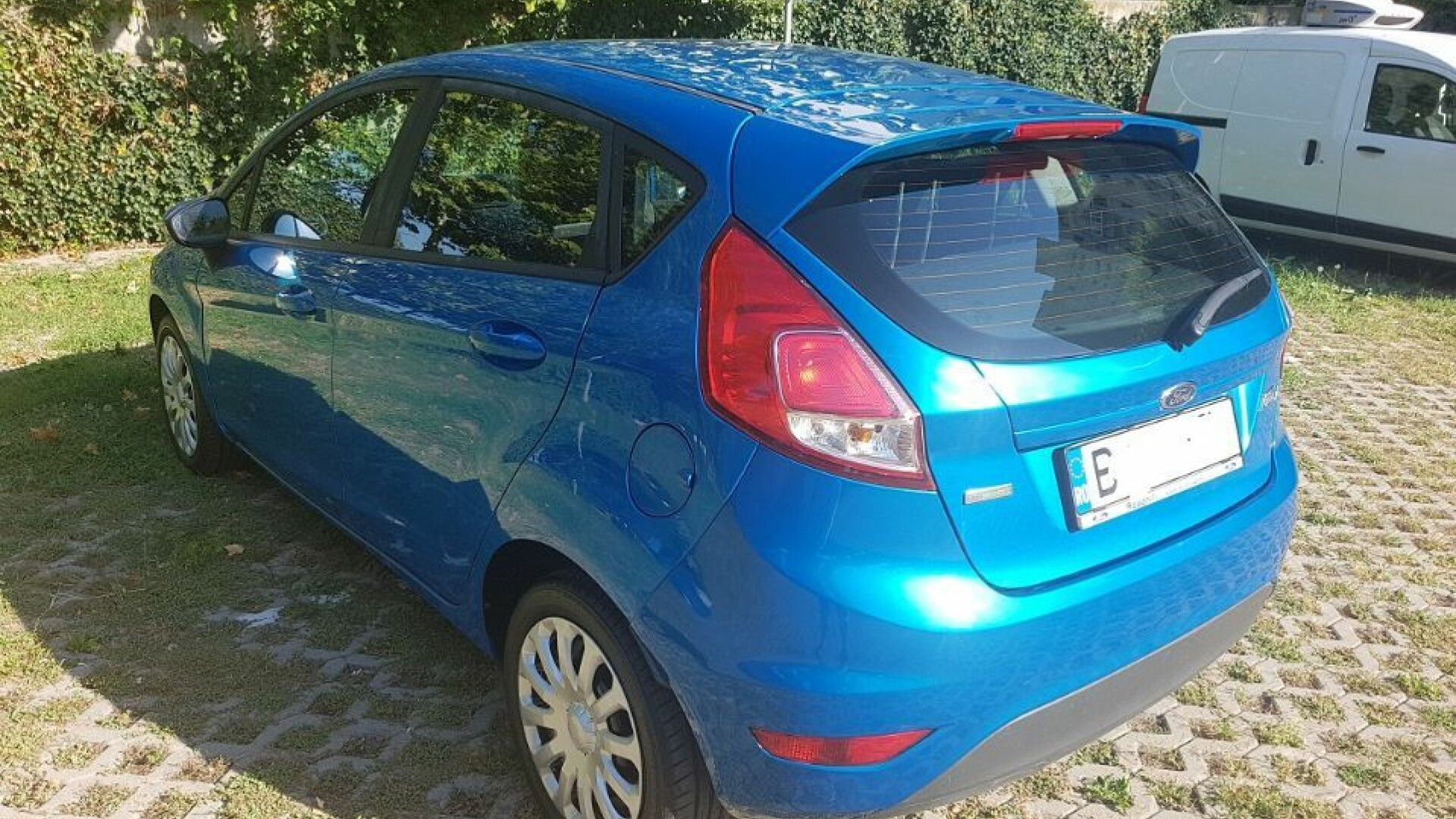 Ce a descoperit un român care a vrut să-şi ia maşină la mâna a doua. "Are cute din fabrică"