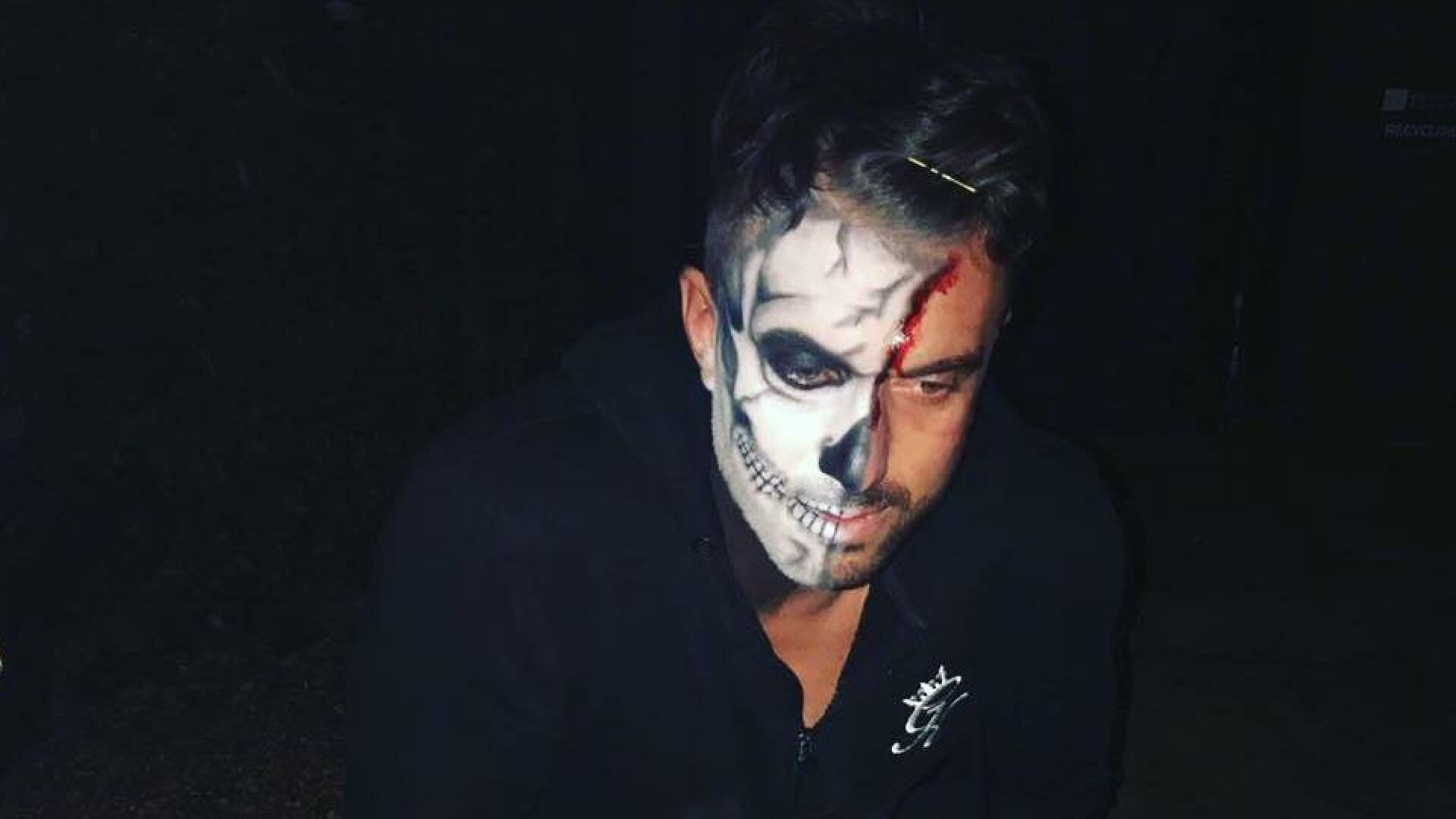 O mamă a confundat un străin beat cu fiul ei și l-a culcat în casă. Tânărul era pictat pe față, de Halloween