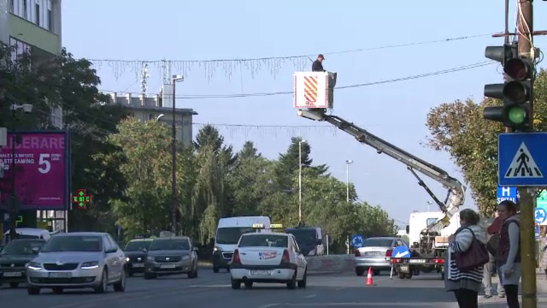 Primăriile au instalat deja decorațiunile de Crăciun. Cât au cheltuit pe ele