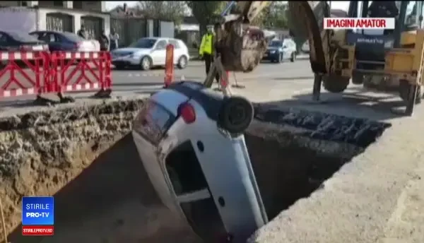 Muncitor care lucra într-o groapă în Constanţa, rănit de o maşină care a căzut peste el. FOTO