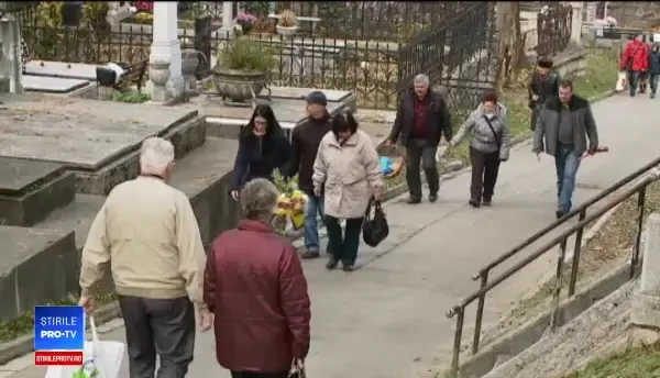 Ziua Morților. Cimitirele, înțesate de oameni care îi comemorează pe cei decedați