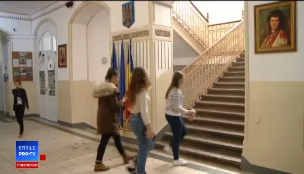 Programul Masa Caldă a eşuat pentru că nu există săli de mese în şcoli