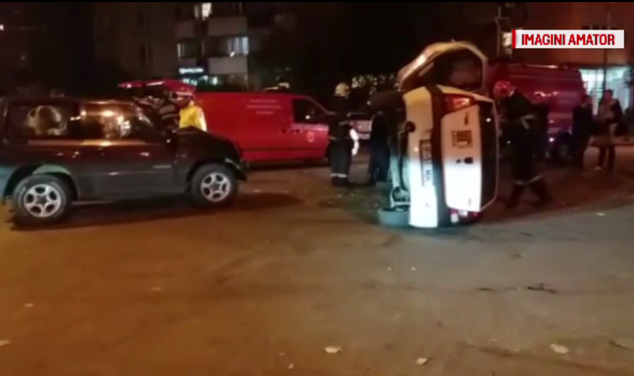 O șoferiță s-a răsturnat cu mașina după ce nu a acordat prioritate și a fost lovită