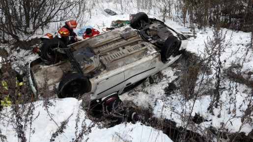 O mașină a derapat şi s-a răsturnat într-o râpă, la Predeal. Sunt trei răniți