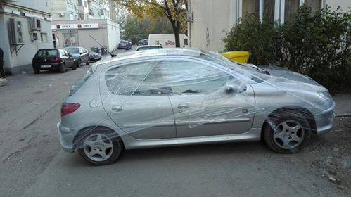 Mașină complet înfoliată, la Timișoara, după ce șoferul a parcat la întâmplare și a încurcat traficul