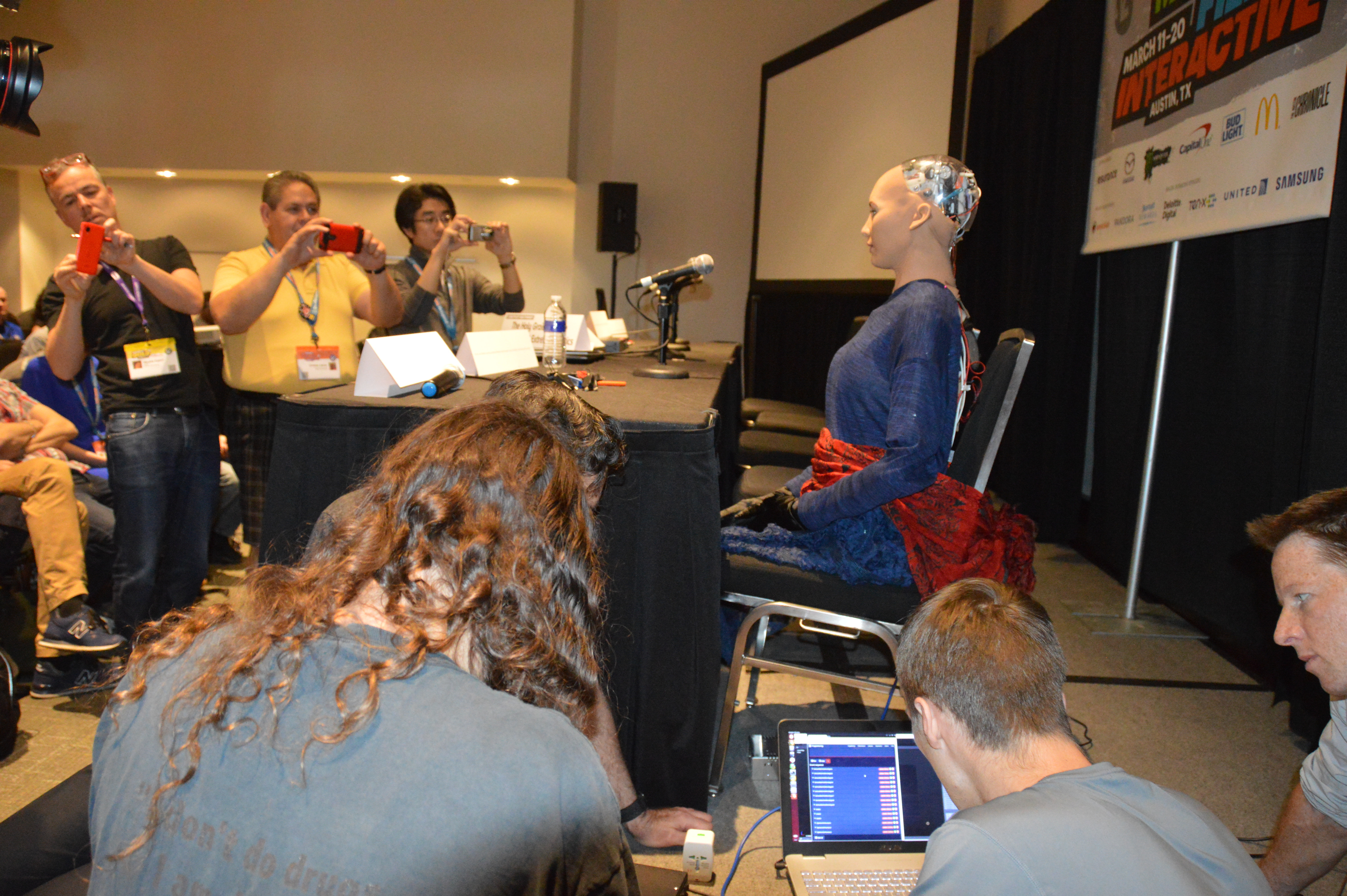 iLikeIT. Reacții controversate din cauza robotului Sophia. Ar trebui să ne temem de acești umanoizi?