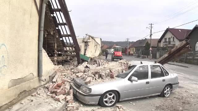 Maşină îngropată în moloz de muncitori, pe un şantier din Sibiu