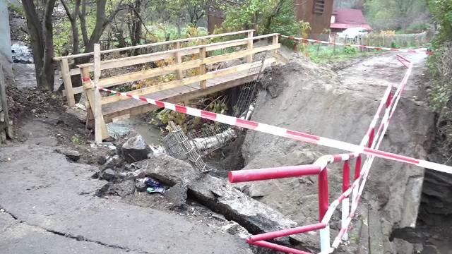 30 de familii izolate, după ce un pod s-a prăbușit sub greutatea unei mașini