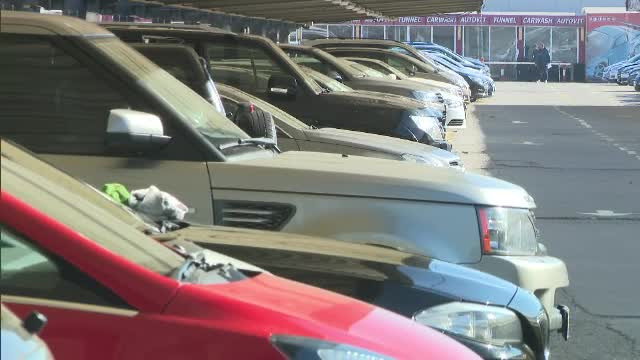 Guvernul vrea să facă rost de bani taxând samsarii de maşini. Cât a crescut piaţa de "cazane"