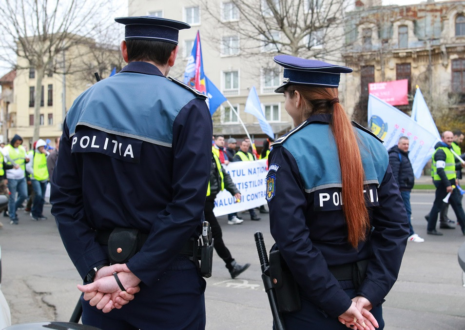 Noul statut al poliţistului, criticat de apărătorii drepturilor omului. "Poate intra când vrea peste tine"
