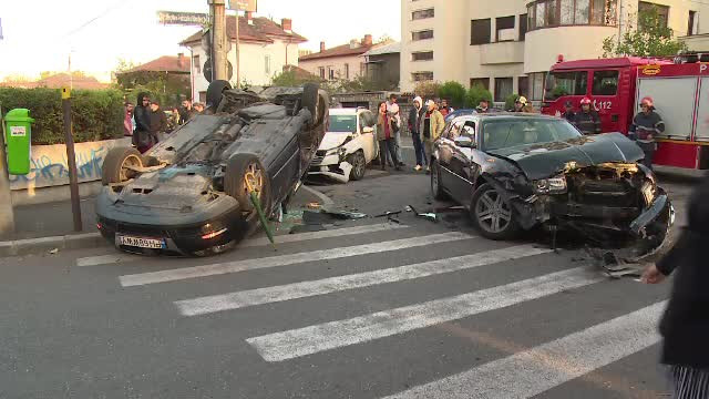 Accident grav pe o stradă din Ploieşti: 3 maşini s-au lovit