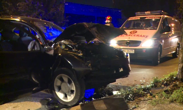 Accident grav în Capitală. Un tânăr a intrat cu viteză într-un copac
