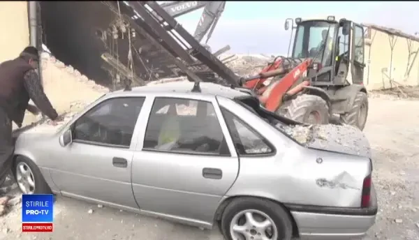 Maşină îngropată în moloz de muncitori, pe un şantier din Sibiu