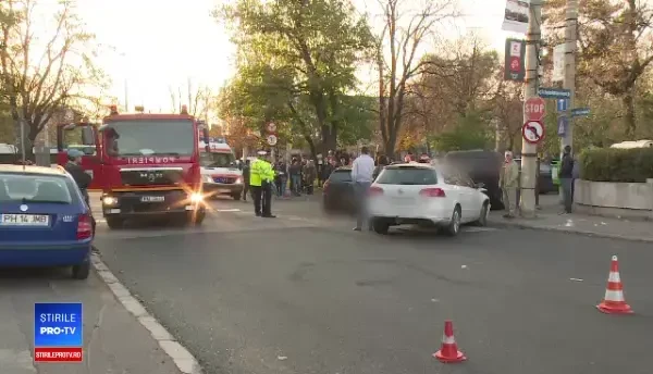 Accident grav pe o stradă din Ploieşti: 3 maşini s-au lovit