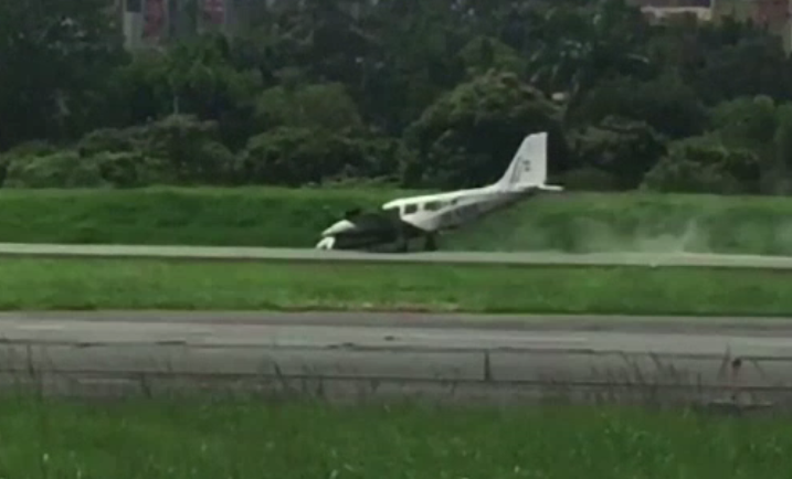 Un pilot a aterizat cu emoții în orașul columbian Medellin după o defecțiune