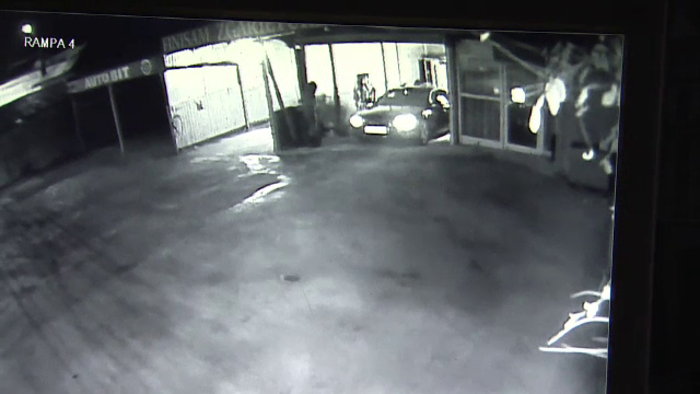 Mașină de 17.000 de euro furată dintr-o spălătorie auto din Pitești. Momentul, surprins de cameră