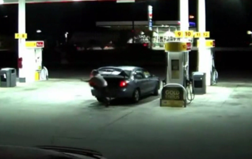 Momentul în care o femeie evadează din portbagajul mașinii în care o băgase un bărbat