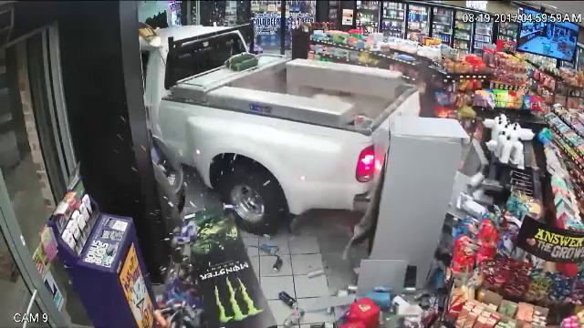 Nouă metodă de furt, în SUA, unde hoții pleacă cu tot cu bancomate din magazine