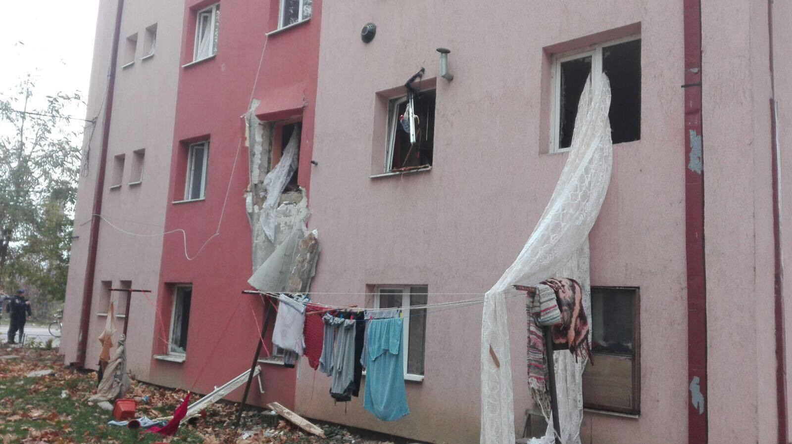 Explozie într-un bloc din Lugoj. 10 apartamente au fost afectate, un bărbat a fost rănit