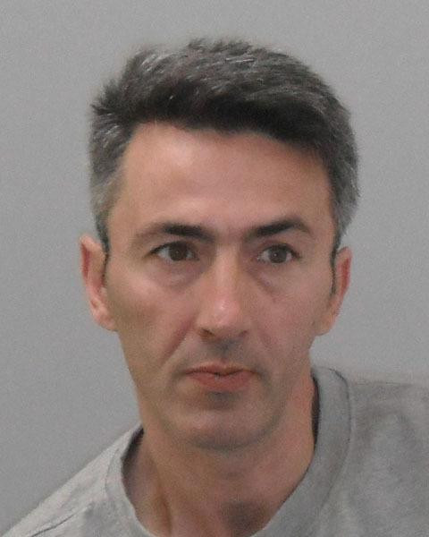 Român dat în urmărire în Anglia, prins înainte să fugă în țară. Ce le făcea femeilor, în magazine