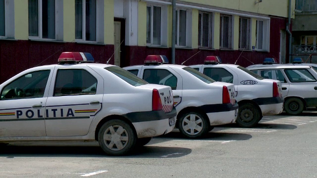 Vânzătoare, bătută crunt pentru că nu a putut ajuta un client să-și găsească costum