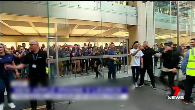 S-au pus la coadă pentru noul iPhone X cu o seară înainte. Prețul nu i-a descurajat