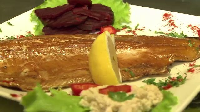 Delicatesele ridicate la rang de artă îşi fac loc în bucătăria românească. Preţul unui păstrăv afumat