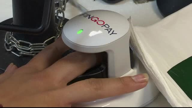 Plată cu degetul, la un magazin din Londra. Cât de sigur e sistemul