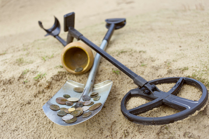 Comoara găsită de un bărbat în timp ce căuta o verighetă cu detectorul de metale