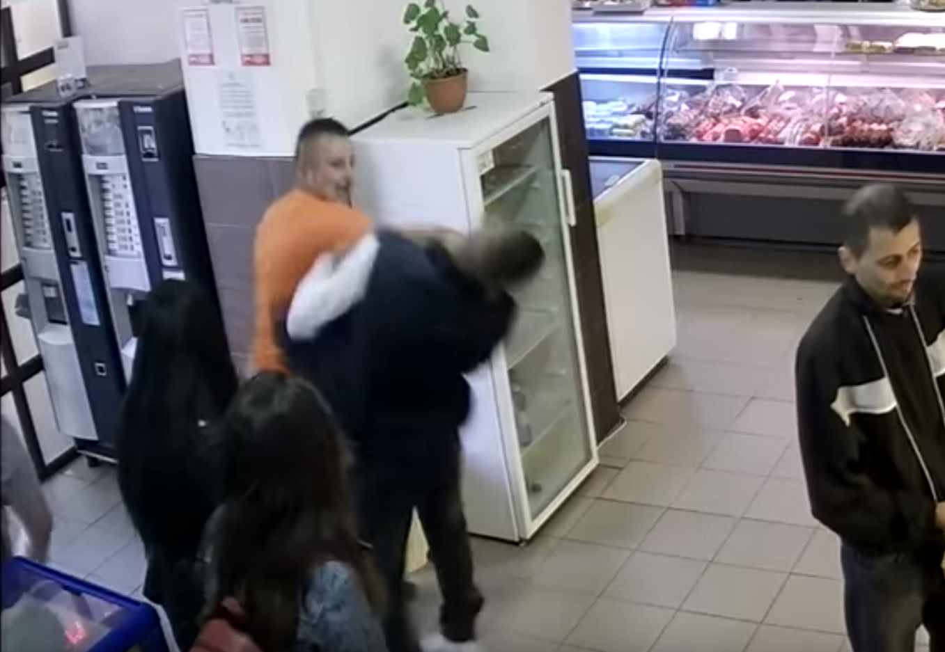 Bărbat bătut cu sălbăticie într-un magazin din Iaşi sub ochii copilului său