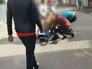 Bătaie între eleve, lângă liceul din Gura Humorului. De la ce ar fi pornit
