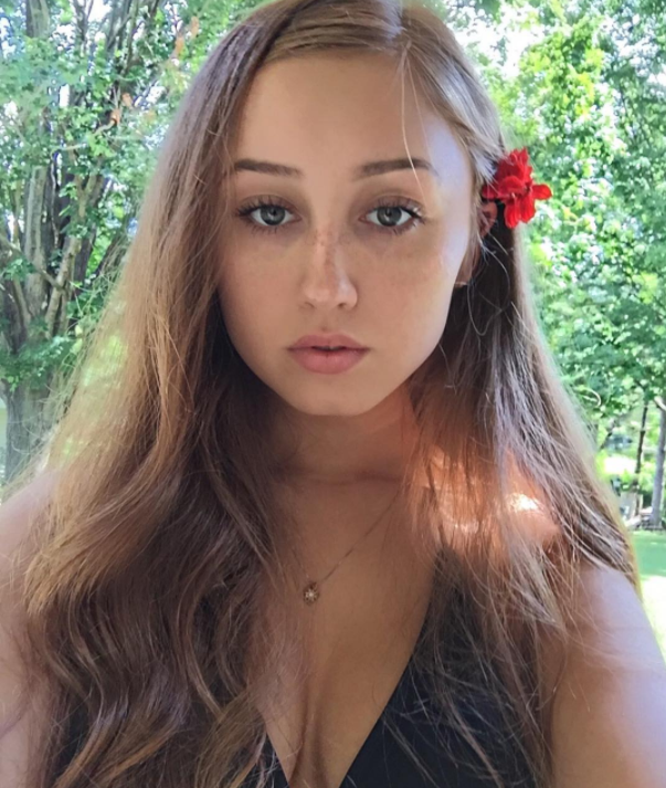 O vloggeriță celebră a murit cu două săptămâni înainte de a împlini 17 ani