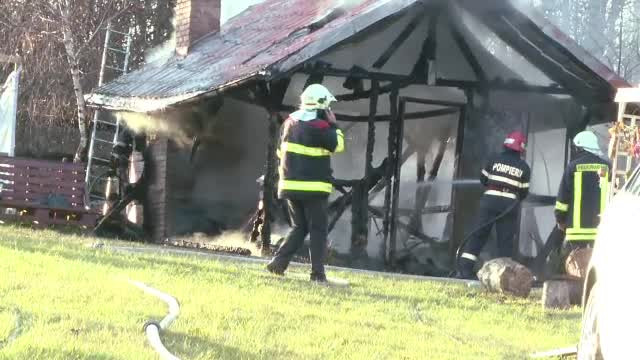 Copil de 9 ani, la spital cu arsuri după ce cabana în care se afla a luat foc