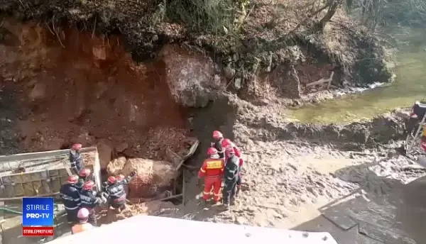 3 oameni, prinşi sub un mal de pământ în timp ce reparau un pod. Şansele sunt nule