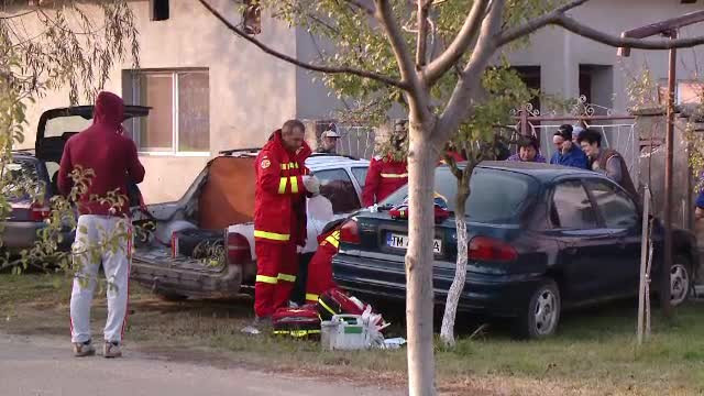 Tânăr strivit de maşină, după ce s-a băgat sub ea să o repare