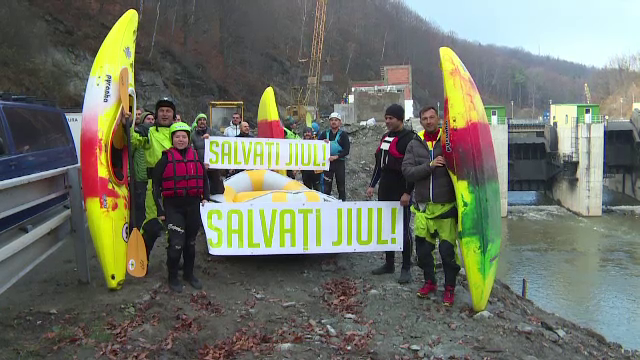 Protest cu caiace pe Jiu. Pasionații de rafting, nemulțumiți de construcția unei hidrocentrale