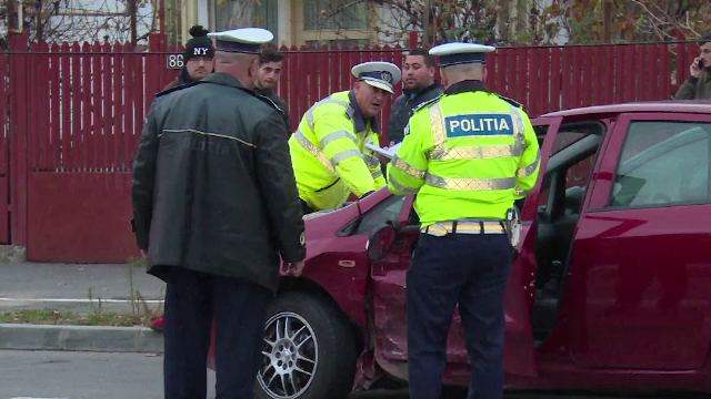 Trei mașini avariate, după ce o șoferiță ar fi întors pe linia dublă continuă